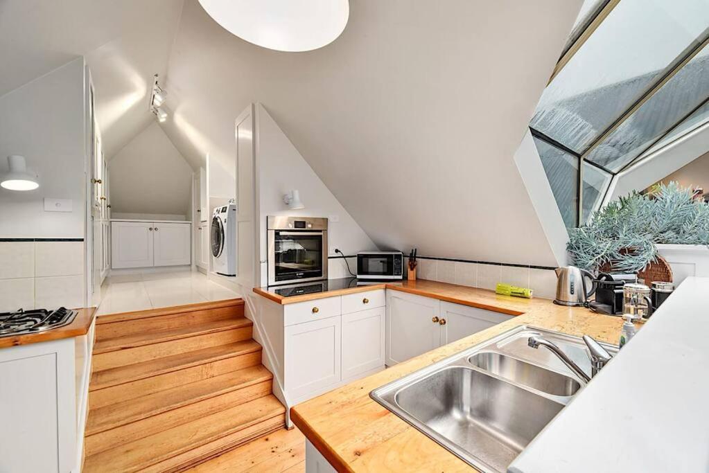 Blackwood Tree Cottage - Heritage Listed Property - Evandale! Exterior photo