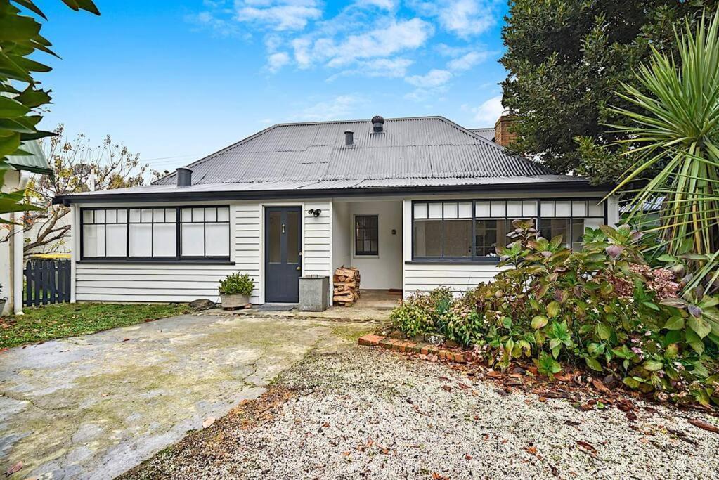 Blackwood Tree Cottage - Heritage Listed Property - Evandale! Exterior photo