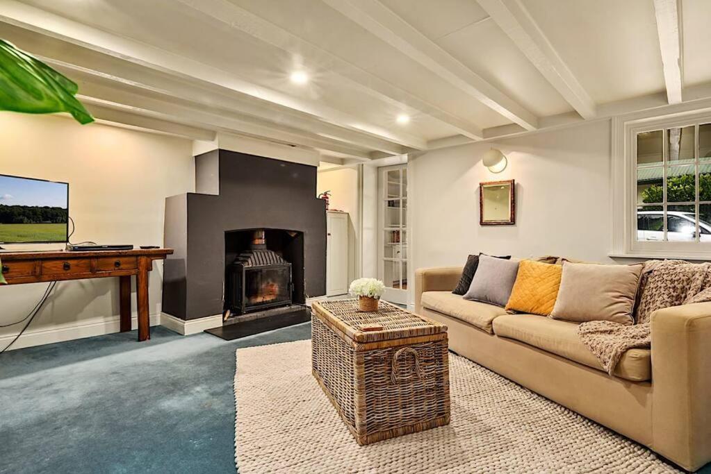 Blackwood Tree Cottage - Heritage Listed Property - Evandale! Exterior photo